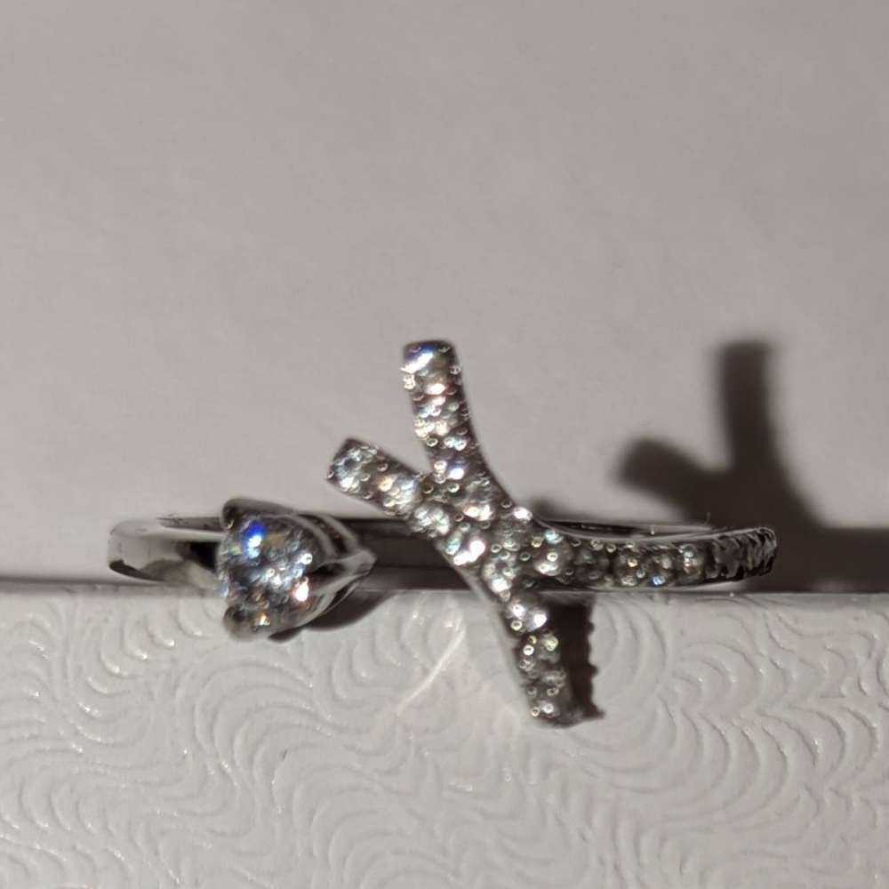 Elegant Silver Ring with White Sapphire - Picture 6 of 6